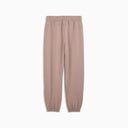 Puma women’s sandstone relaxed sweatpants with elastic waistband and tapered cuffs, offering soft neutral tones and modern athleisure comfort — γυναικείο παντελόνι φόρμας Puma σε απόχρωση sandstone, με λάστιχο στη μέση και tapered τελείωμα, ιδανικό για athleisure και casual chic εμφανίσεις. Διαθέσιμο στο Iconic Angels Glyfada.