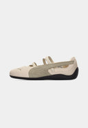 Suede ballet flats in soft beige with sporty elastic straps and flexible sole — μπαλαρίνες Puma από καστόρι σε ουδέτερη απόχρωση, με διπλά λουράκια και άνετη, ελαφριά κατασκευή για effortless καθημερινό styling. Ιδανικές με wide-leg παντελόνες ή minimal φορέματα. Διαθέσιμες στο Iconic Angels Glyfada.
