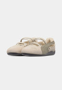 Suede ballet flats in soft beige with sporty elastic straps and flexible sole — μπαλαρίνες Puma από καστόρι σε ουδέτερη απόχρωση, με διπλά λουράκια και άνετη, ελαφριά κατασκευή για effortless καθημερινό styling. Ιδανικές με wide-leg παντελόνες ή minimal φορέματα. Διαθέσιμες στο Iconic Angels Glyfada.