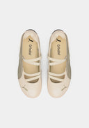 Suede ballet flats in soft beige with sporty elastic straps and flexible sole — μπαλαρίνες Puma από καστόρι σε ουδέτερη απόχρωση, με διπλά λουράκια και άνετη, ελαφριά κατασκευή για effortless καθημερινό styling. Ιδανικές με wide-leg παντελόνες ή minimal φορέματα. Διαθέσιμες στο Iconic Angels Glyfada.