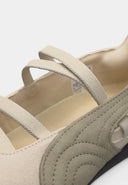 Suede ballet flats in soft beige with sporty elastic straps and flexible sole — μπαλαρίνες Puma από καστόρι σε ουδέτερη απόχρωση, με διπλά λουράκια και άνετη, ελαφριά κατασκευή για effortless καθημερινό styling. Ιδανικές με wide-leg παντελόνες ή minimal φορέματα. Διαθέσιμες στο Iconic Angels Glyfada.