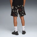 PUMA Sunset Drive relaxed shorts in black with tropical leaf and logo print, featuring a loose fit and lightweight fabric for casual summer wear — ανδρικό σορτς PUMA μαύρο με tropical print φύλλα και logos, σε relaxed γραμμή για άνετα καθημερινά καλοκαιρινά looks.