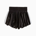 PUMA T7 balloon boxer shorts σε μαύρο με λευκές πλαϊνές λεπτομέρειες, με ψηλή ελαστική μέση και volume γραμμή για statement sporty looks — γυναικείο PUMA σορτς με μοντέρνο oversized fit.
