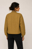 Quilted bomber jacket in warm camel tone with snap-button closure and ribbed trims — καπιτονέ bomber jacket σε ζεστή camel απόχρωση με κουμπιά και ριμπ τελειώματα για relaxed αλλά elevated ύφος. Ανάλαφρο, άνετο και ιδανικό για layering, δίνει σύγχρονο χαρακτήρα σε κάθε casual look, από denim μέχρι tailored παντελόνια. Το τέλειο transitional κομμάτι για καθημερινές εμφανίσεις με urban αισθητική. Διαθέσιμο στο Iconic Angels Glyfada.