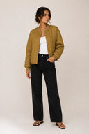 Quilted bomber jacket in warm camel tone with snap-button closure and ribbed trims — καπιτονέ bomber jacket σε ζεστή camel απόχρωση με κουμπιά και ριμπ τελειώματα για relaxed αλλά elevated ύφος. Ανάλαφρο, άνετο και ιδανικό για layering, δίνει σύγχρονο χαρακτήρα σε κάθε casual look, από denim μέχρι tailored παντελόνια. Το τέλειο transitional κομμάτι για καθημερινές εμφανίσεις με urban αισθητική. Διαθέσιμο στο Iconic Angels Glyfada.