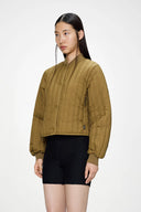 Quilted bomber jacket in warm camel tone with snap-button closure and ribbed trims — καπιτονέ bomber jacket σε ζεστή camel απόχρωση με κουμπιά και ριμπ τελειώματα για relaxed αλλά elevated ύφος. Ανάλαφρο, άνετο και ιδανικό για layering, δίνει σύγχρονο χαρακτήρα σε κάθε casual look, από denim μέχρι tailored παντελόνια. Το τέλειο transitional κομμάτι για καθημερινές εμφανίσεις με urban αισθητική. Διαθέσιμο στο Iconic Angels Glyfada.