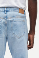 SAMSOE SAMSOE subtle fading and classic five-pocket design, offering a relaxed modern silhouette for effortless styling — αντρικό ανοιχτό μπλε washed jean παντελόνι σε straight γραμμή με διακριτικά ξεβάμματα και mid-rise εφαρμογή, ιδανικό για casual και summer everyday looks με minimal χαρακτήρα. Διαθέσιμο στο Iconic Angels Glyfada.