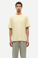 Men’s beige short sleeve t-shirt with relaxed fit and minimalist Scandinavian style, crafted for everyday comfort and effortless casual outfits. — Ανδρικό μπεζ κοντομάνικο t-shirt με minimal design και άνετη γραμμή, ιδανικό για καθημερινά casual και σύγχρονα ανδρικά looks.