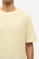 Men’s beige short sleeve t-shirt with relaxed fit and minimalist Scandinavian style, crafted for everyday comfort and effortless casual outfits. — Ανδρικό μπεζ κοντομάνικο t-shirt με minimal design και άνετη γραμμή, ιδανικό για καθημερινά casual και σύγχρονα ανδρικά looks.
