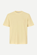Men’s beige short sleeve t-shirt with relaxed fit and minimalist Scandinavian style, crafted for everyday comfort and effortless casual outfits. — Ανδρικό μπεζ κοντομάνικο t-shirt με minimal design και άνετη γραμμή, ιδανικό για καθημερινά casual και σύγχρονα ανδρικά looks.