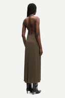 Olive green pleated halter neck maxi dress with fluid silhouette and deep V neckline, creating an elegant elongated shape — χακί maxi φόρεμα με πλισέ υφή και halter λαιμόκοψη, σε αέρινη γραμμή που αγκαλιάζει το σώμα ιδανικό για evening, occasion και refined summer looks με minimal πολυτέλεια. Διαθέσιμο στο Iconic Angels Glyfada.