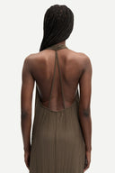 Olive green pleated halter neck maxi dress with fluid silhouette and deep V neckline, creating an elegant elongated shape — χακί maxi φόρεμα με πλισέ υφή και halter λαιμόκοψη, σε αέρινη γραμμή που αγκαλιάζει το σώμα ιδανικό για evening, occasion και refined summer looks με minimal πολυτέλεια. Διαθέσιμο στο Iconic Angels Glyfada.