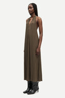 Olive green pleated halter neck maxi dress with fluid silhouette and deep V neckline, creating an elegant elongated shape — χακί maxi φόρεμα με πλισέ υφή και halter λαιμόκοψη, σε αέρινη γραμμή που αγκαλιάζει το σώμα ιδανικό για evening, occasion και refined summer looks με minimal πολυτέλεια. Διαθέσιμο στο Iconic Angels Glyfada.