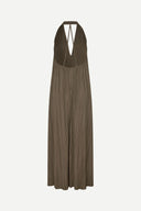 Olive green pleated halter neck maxi dress with fluid silhouette and deep V neckline, creating an elegant elongated shape — χακί maxi φόρεμα με πλισέ υφή και halter λαιμόκοψη, σε αέρινη γραμμή που αγκαλιάζει το σώμα ιδανικό για evening, occasion και refined summer looks με minimal πολυτέλεια. Διαθέσιμο στο Iconic Angels Glyfada.