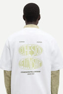 Samsoe Samsoe white men’s short sleeve t-shirt with relaxed fit and bold graphic print on the back featuring “Cohesion Fellowship” artwork, inspired by minimalist Scandinavian streetwear style — ανδρικό λευκό κοντομάνικο t-shirt Samsoe Samsoe με relaxed γραμμή και graphic print “Cohesion Fellowship” στην πλάτη, εμπνευσμένο από σύγχρονο Scandinavian streetwear. Διαθέσιμο στο Iconic Angels Glyfada.