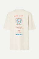 Off-white graphic t-shirt with front and back print details, featuring Samsoe Samsoe leisure lotion artwork in red and blue tones — εκρού κοντομάνικο t-shirt με logo print και summer inspired γραφικά μπροστά και πίσω, σε relaxed γραμμή ιδανική για casual και streetwear looks με playful χαρακτήρα. Διαθέσιμο στο Iconic Angels Glyfada.