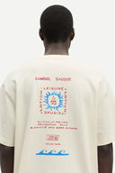 Off-white graphic t-shirt with front and back print details, featuring Samsoe Samsoe leisure lotion artwork in red and blue tones — εκρού κοντομάνικο t-shirt με logo print και summer inspired γραφικά μπροστά και πίσω, σε relaxed γραμμή ιδανική για casual και streetwear looks με playful χαρακτήρα. Διαθέσιμο στο Iconic Angels Glyfada.