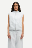 Samsoe Samsoe women’s light grey sleeveless zip vest with minimalist Scandinavian design, high collar and clean tailored silhouette, ideal for modern layered outfits and contemporary everyday styling — γυναικείο ανοιχτό γκρι sleeveless vest Samsoe Samsoe με φερμουάρ, ψηλό γιακά και minimal Scandinavian αισθητική για σύγχρονα layered looks. Διαθέσιμο στο Iconic Angels Glyfada.