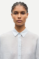 Samsoe Samsoe women’s light blue short sleeve shirt with minimalist Scandinavian design, relaxed silhouette and lightweight textured fabric, perfect for elegant everyday outfits and modern summer styling — γυναικείο γαλάζιο κοντομάνικο πουκάμισο Samsoe Samsoe με minimal Scandinavian αισθητική, χαλαρή γραμμή και ανάλαφρο ύφασμα για κομψά καθημερινά looks. Διαθέσιμο στο Iconic Angels Glyfada.