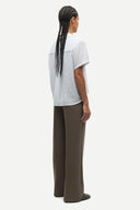 Samsoe Samsoe women’s light blue short sleeve shirt with minimalist Scandinavian design, relaxed silhouette and lightweight textured fabric, perfect for elegant everyday outfits and modern summer styling — γυναικείο γαλάζιο κοντομάνικο πουκάμισο Samsoe Samsoe με minimal Scandinavian αισθητική, χαλαρή γραμμή και ανάλαφρο ύφασμα για κομψά καθημερινά looks. Διαθέσιμο στο Iconic Angels Glyfada.