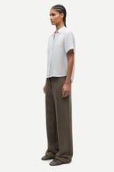 Samsoe Samsoe women’s light blue short sleeve shirt with minimalist Scandinavian design, relaxed silhouette and lightweight textured fabric, perfect for elegant everyday outfits and modern summer styling — γυναικείο γαλάζιο κοντομάνικο πουκάμισο Samsoe Samsoe με minimal Scandinavian αισθητική, χαλαρή γραμμή και ανάλαφρο ύφασμα για κομψά καθημερινά looks. Διαθέσιμο στο Iconic Angels Glyfada.