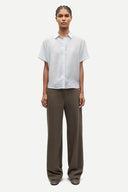 Samsoe Samsoe women’s light blue short sleeve shirt with minimalist Scandinavian design, relaxed silhouette and lightweight textured fabric, perfect for elegant everyday outfits and modern summer styling — γυναικείο γαλάζιο κοντομάνικο πουκάμισο Samsoe Samsoe με minimal Scandinavian αισθητική, χαλαρή γραμμή και ανάλαφρο ύφασμα για κομψά καθημερινά looks. Διαθέσιμο στο Iconic Angels Glyfada.