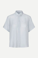 Samsoe Samsoe women’s light blue short sleeve shirt with minimalist Scandinavian design, relaxed silhouette and lightweight textured fabric, perfect for elegant everyday outfits and modern summer styling — γυναικείο γαλάζιο κοντομάνικο πουκάμισο Samsoe Samsoe με minimal Scandinavian αισθητική, χαλαρή γραμμή και ανάλαφρο ύφασμα για κομψά καθημερινά looks. Διαθέσιμο στο Iconic Angels Glyfada.