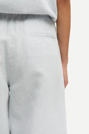 Samsoe Samsoe women’s light grey wide-leg trousers with minimalist Scandinavian design, high waist and relaxed tailored silhouette, perfect for modern elegant outfits and contemporary everyday styling — γυναικείο ανοιχτό γκρι παντελόνι Samsoe Samsoe με wide-leg γραμμή, ψηλή μέση και minimal Scandinavian αισθητική για κομψά και σύγχρονα looks. Διαθέσιμο στο Iconic Angels Glyfada.