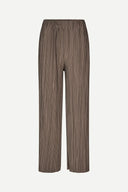 Olive green pleated wide leg trousers with elastic waistband and fluid silhouette, offering relaxed elegance and movement — χακί πλισέ παντελόνα σε wide leg γραμμή με ελαστική μέση και αέρινη εφαρμογή, ιδανική για minimal chic, office και elevated everyday looks. Διαθέσιμη στο Iconic Angels Glyfada.
